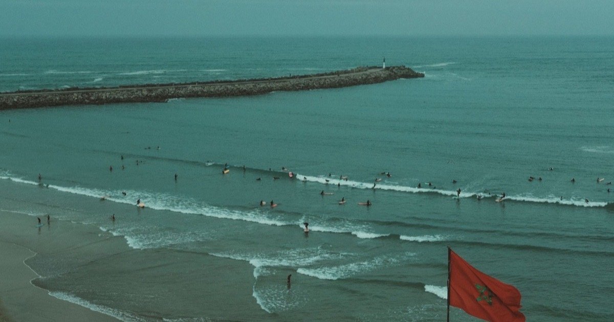 ركوب الأمواج في المغرب: دليل المبتدئين لتعلم السرف من تاغازوت إلى إمسوان